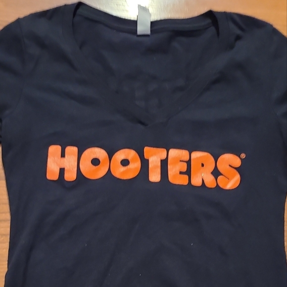 Hooter's black short sleeve t-shirt - Picture 5 of 11